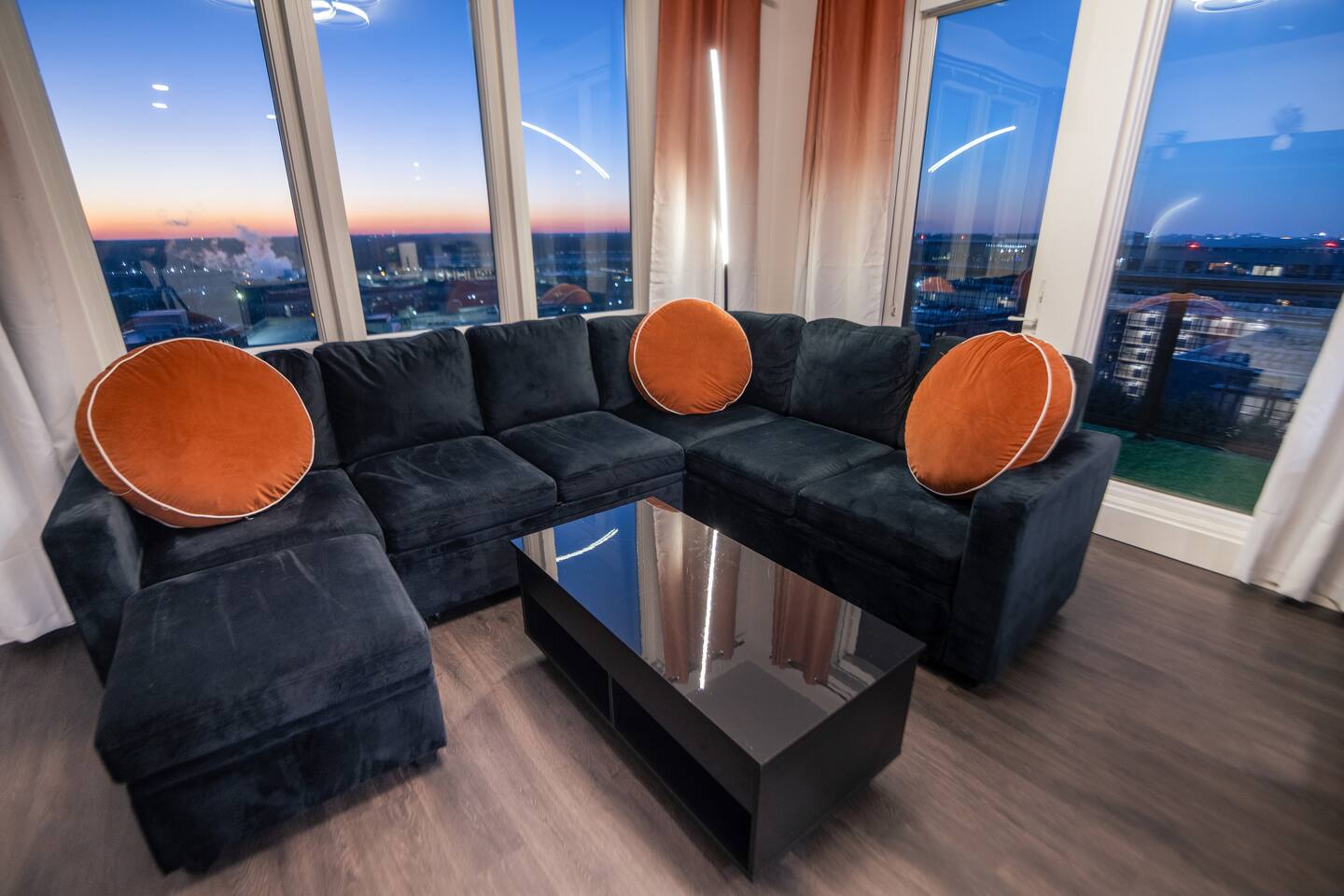 2B King Suite w/ Skyline Views 2B King Suite w/ Skyline Views